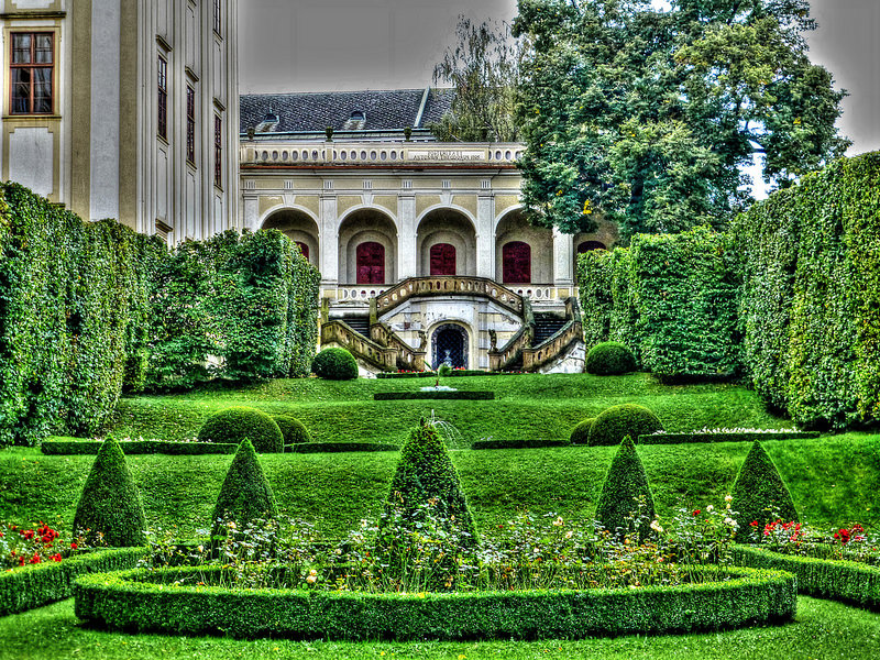 クロムニェジーシュの庭園と城の画像2