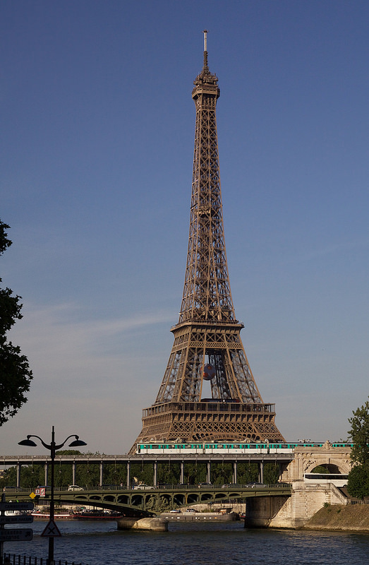 パリのセーヌ河岸の画像3