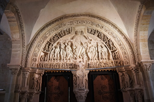 ヴェズレーの教会と丘の画像2