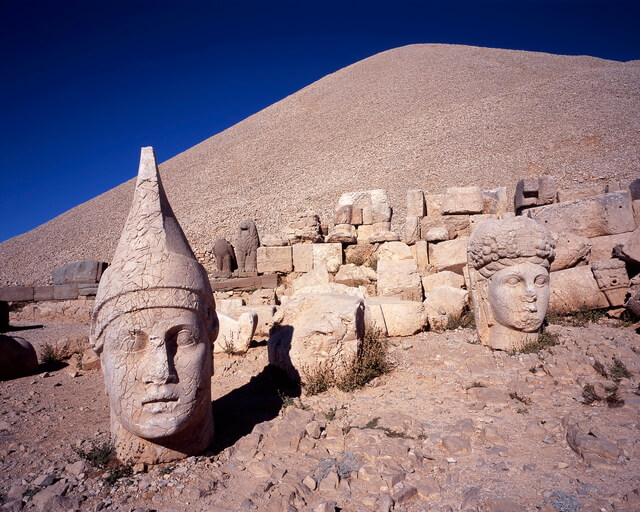 ネムルト・ダーの巨大墳墓の画像2