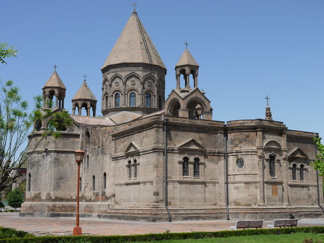 エチミアジン大聖堂と周辺の建物の画像1