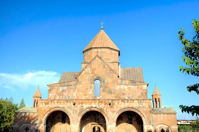 聖ガヤネ教会と周辺の建物の画像1