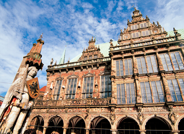 ブレーメンのマルクト広場の市庁舎とローラント像の画像1