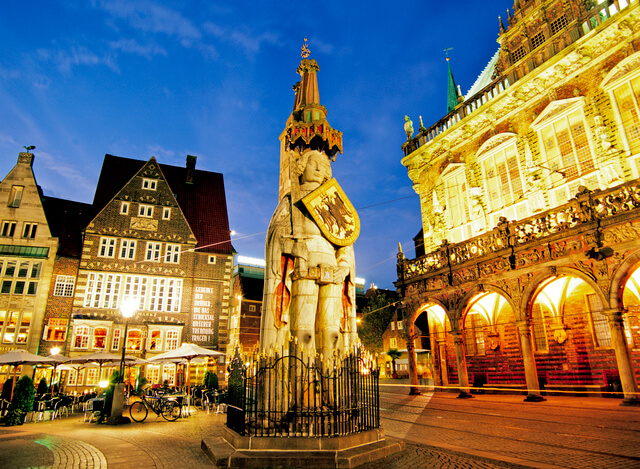 ブレーメンのマルクト広場の市庁舎とローラント像の画像3