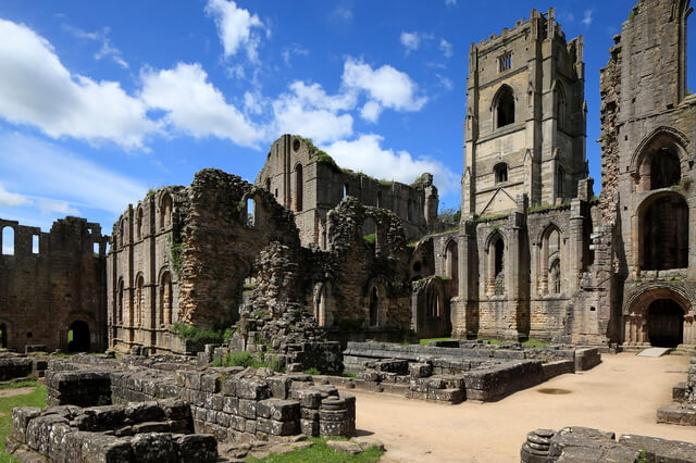ファウンティンズ修道院遺跡群を含むスタッドリー王立公園の画像1