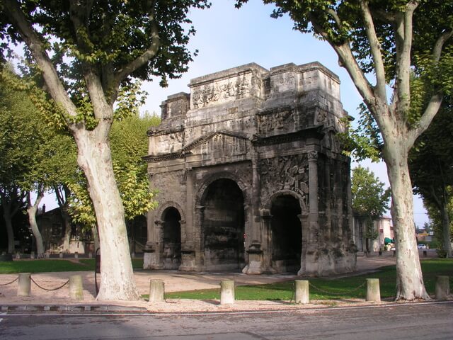 オランジュの凱旋門、ローマ劇場とその周辺の画像1