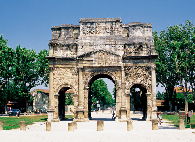 オランジュの凱旋門、ローマ劇場とその周辺の画像5