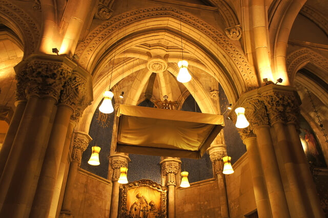 サグラダ・ファミリアの誕生のファサードと地下聖堂の画像3