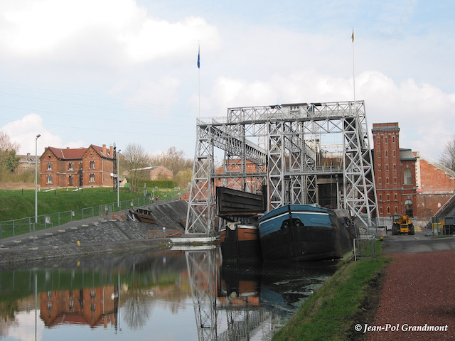 ラ・ルヴィエールとル・ルー（エノー）の中央運河にかかる4機の水力式リフトとその周辺環境の画像2