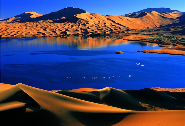 バダインジャラン砂漠 ― 砂の塔と湖群の画像1